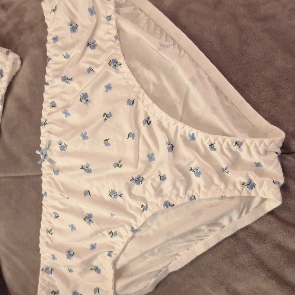 Floral White and Blue Floral Lingerie Set Size L - Picture 4 of 6
